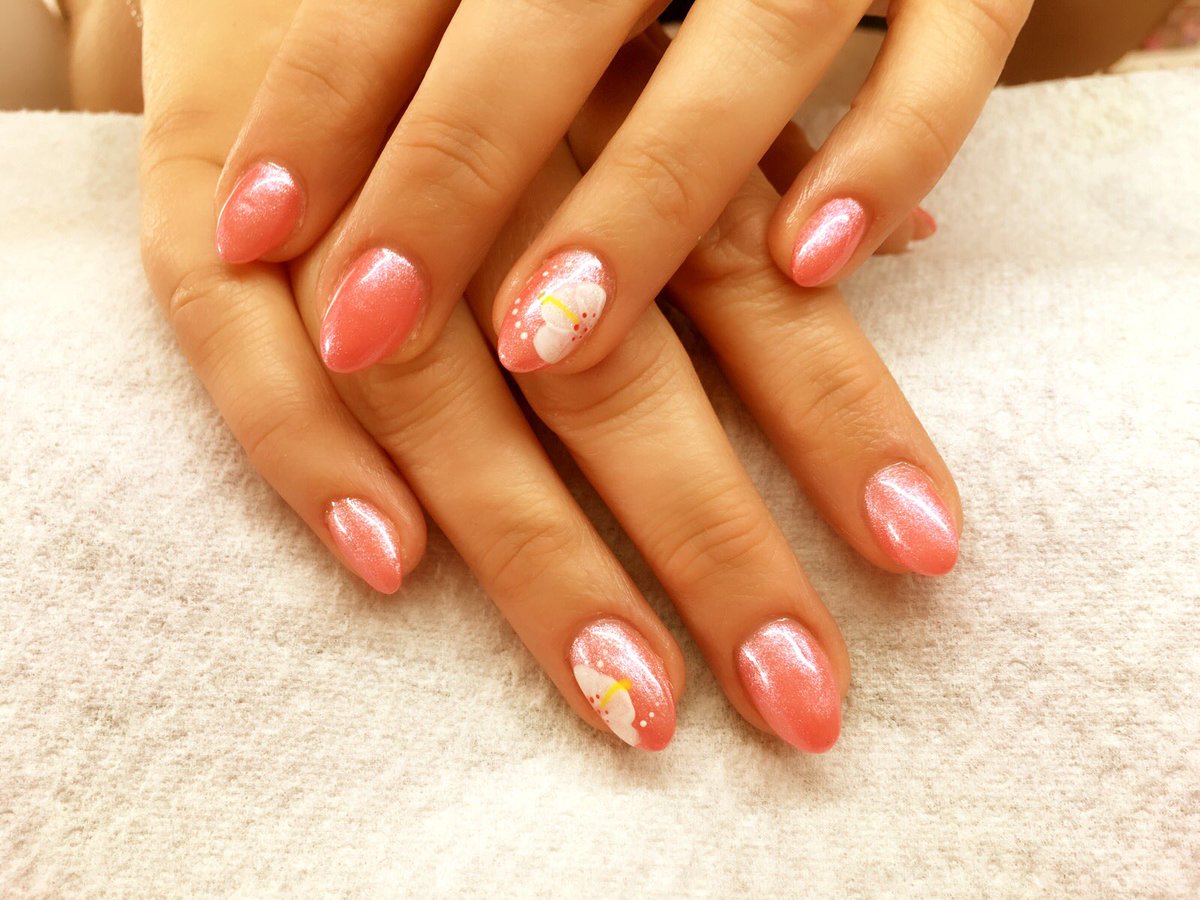 MinaNailsMS's tweet photo. #glossy Ton und eine Blume als #highlight ;) #blogger #beauty #beautyblogger #nails #gel #naildesign #nailart https://t.co/tKtsK4ENtj