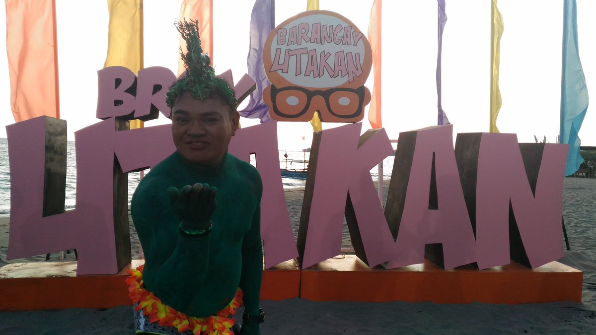 BarangayUtakan's tweet photo. Flying kiss sa mga nanonood ng #BarangayUtakan! Tweet nyo samin ang #PabenteWave nyo mga tohl! https://t.co/GhxzGe9nJk