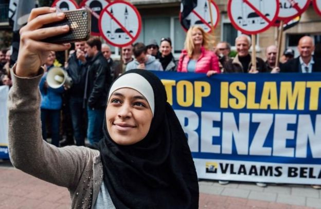 #Terpopuler Perempuan berjilbab di Belgia hadapai pegiat anti-Islam dengan selfie. bbc.in/1qyRMQv