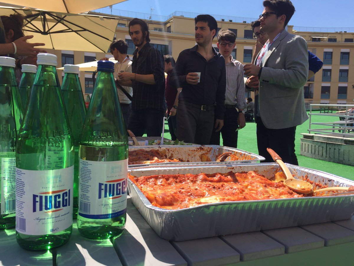 StartupRoma's tweet photo. Pranzo mordi e #Fiuggi e poi subito al lavoro sui pitch!
#swroma16 #provedipitch #buonadomenica https://t.co/p2VMJVQpCS