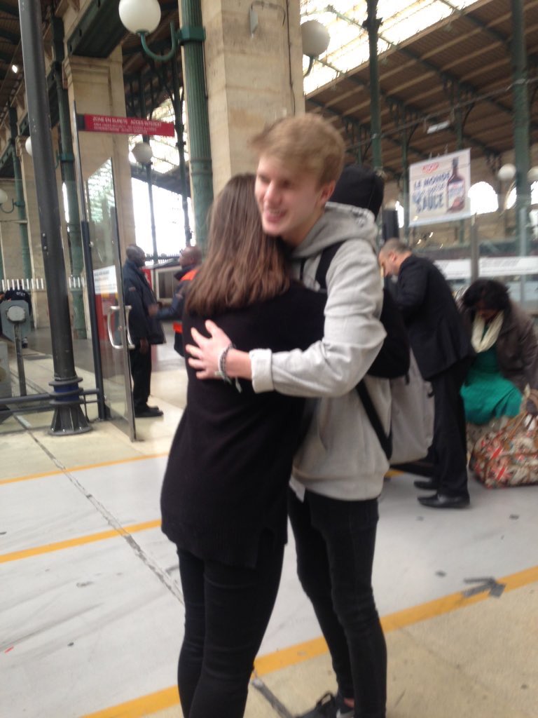MeorgeUpdates's tweet image. Meryl et George le 23.04.16 à la gare