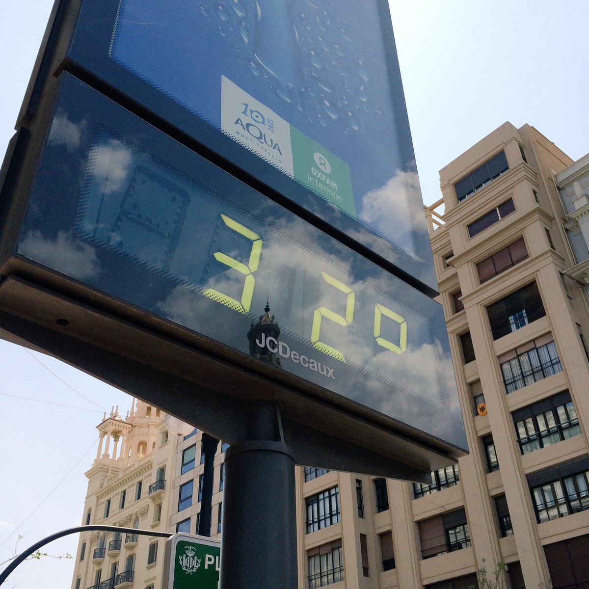 SRPix's tweet photo. Just hit 32 here in #Valencia . Reminds me of a song 'Feeling Hot Hot Hot' ☀️☀️ #colddrinkneeded https://t.co/njgB4X511C