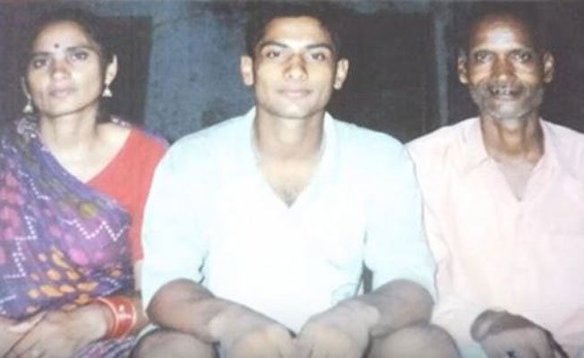 14Manoj Pandey with his parents, possibly during, or sometime immediately after his training years