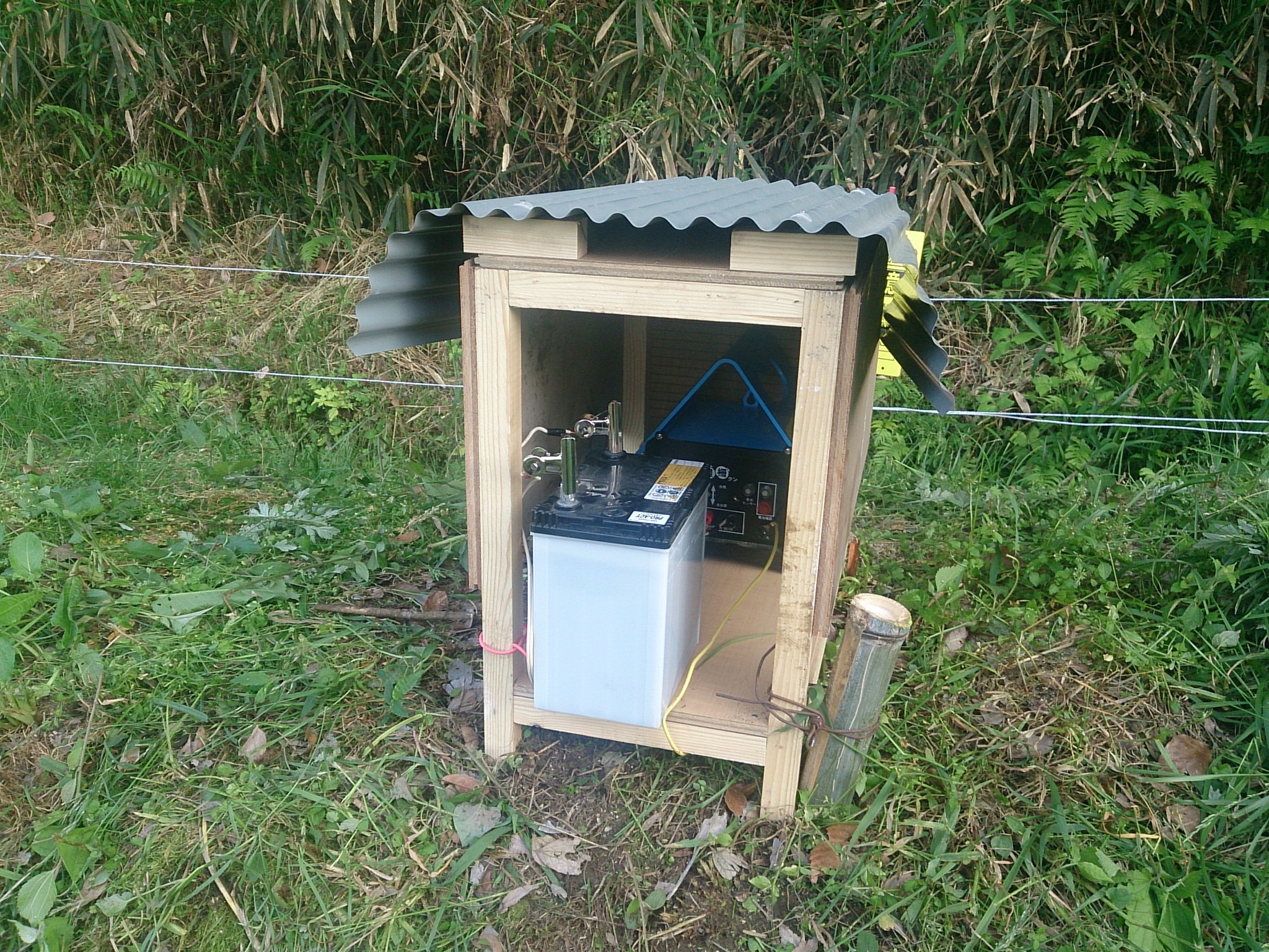 Makoto 先月設置した電気柵の本体を自作の小屋に入れました 制作に時間かかったけど 出来上がりは微妙です ついでに乾電池からバッテリーに変更したので 長時間駆動化完了です T Co Mwgryyjowo Twitter