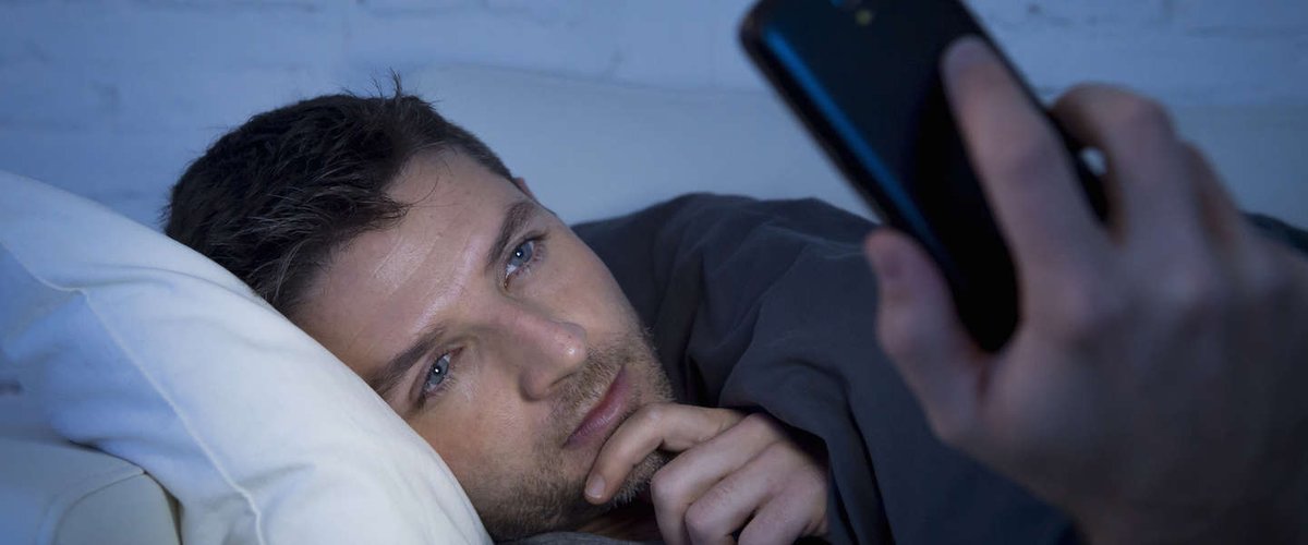 Dit gebeurt er wanneer je je smartphone checkt voordat je gaat slapen. bit.ly/1Rvwf6X