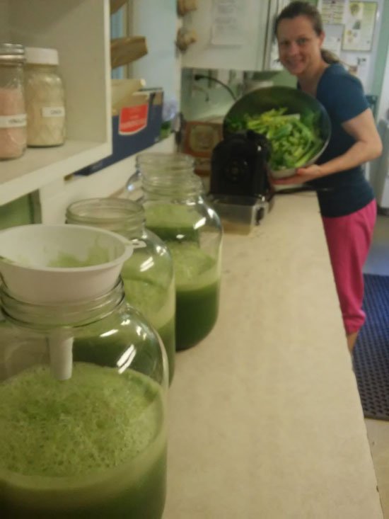 VibrantHealthI's tweet photo. Preparing our #greenjuice! Join us next week for a special week of #yoga with Claire Gaillard! #meditation #detox https://t.co/9PdkWhkVIt