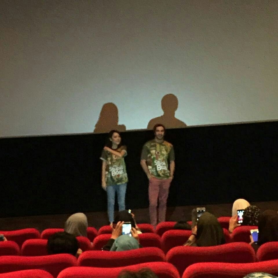 bonekasusan10's tweet photo. Pas nobar my stupid boss,pengen bnget bisa fto bareng,tpi ga kesampean.aahhh ka @officialPILAREZ emg top akting nya. https://t.co/yei6rI3M5U