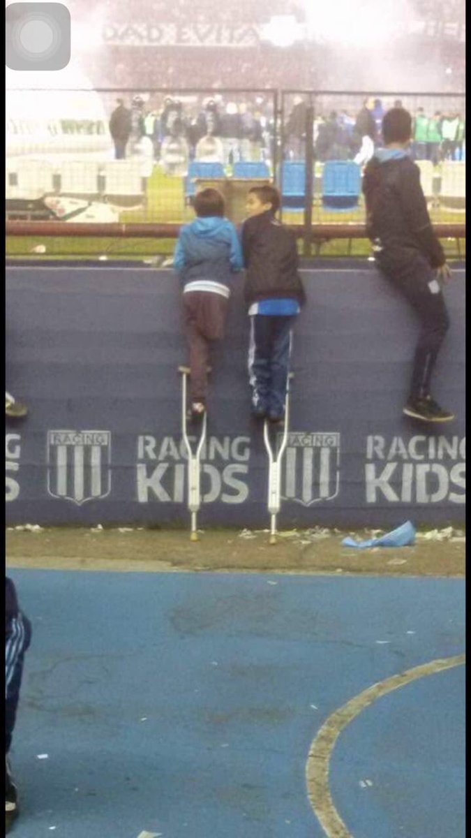 robertocoter's tweet image. Difícil encontrar una foto que simbolice mejor la amistad. Felicitaciones a quien la hizo!