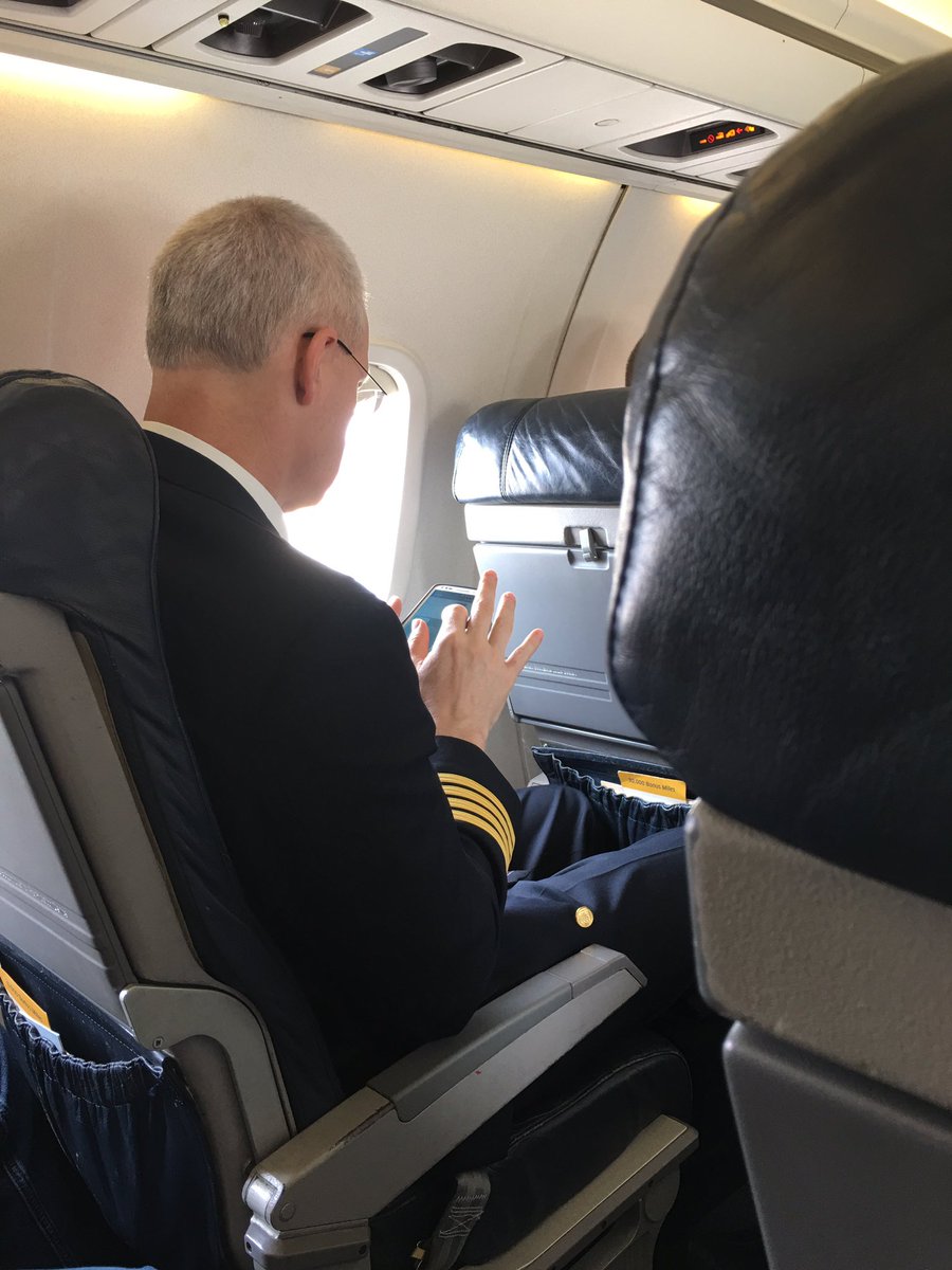 Kevin_McCarthy's tweet photo. @Kevin_McCarthy 
#unitedexpress flight 3989 pilot googling during runway taxi. https://t.co/fikom2TDGq
