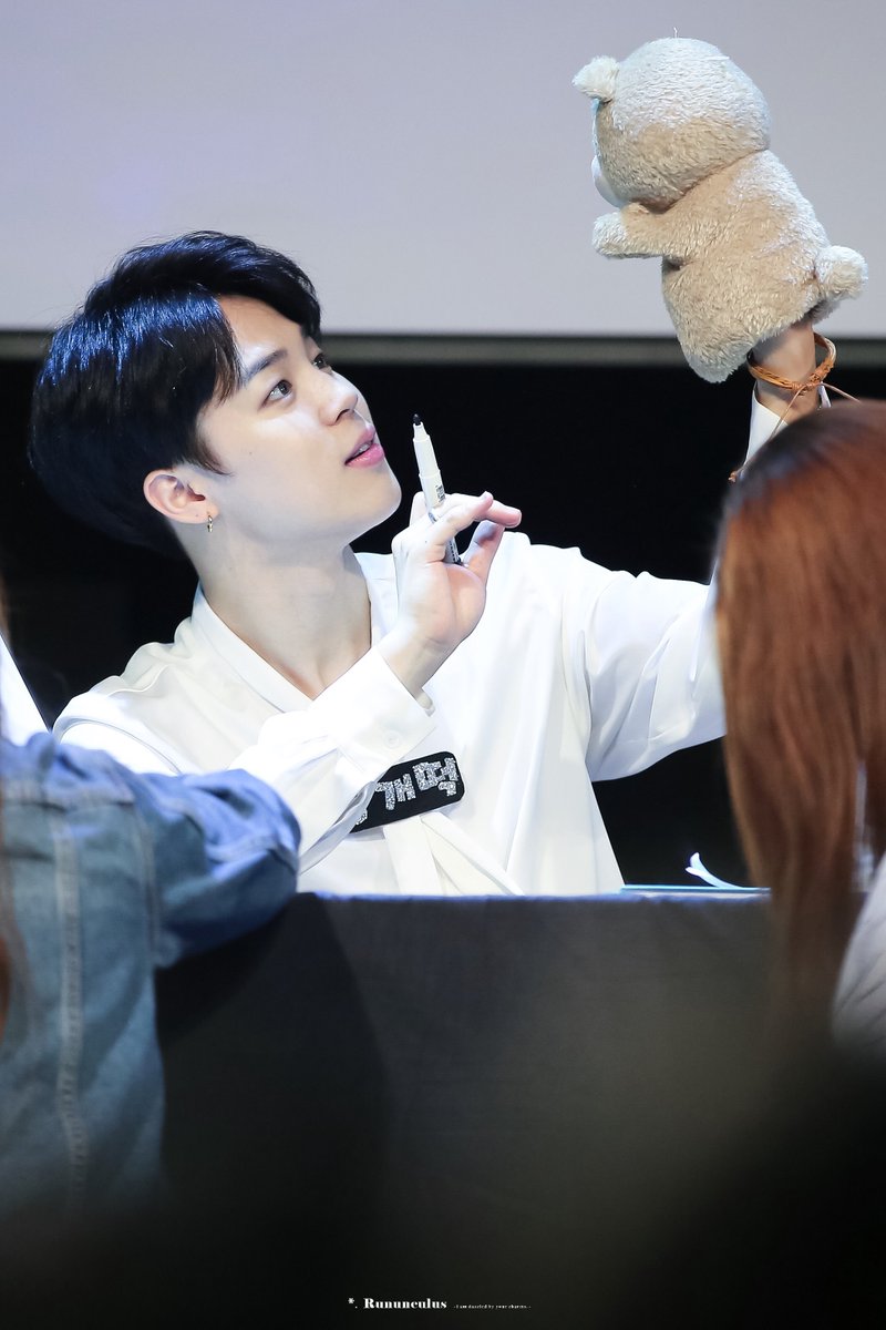 ranunculus1013's tweet photo. 160512 목동팬싸 #JIMIN #지민 #BTS
@BTS_twt 지민이도 곰도리도 다 사랑스러워🐻💞 https://t.co/OzNf3wP2Lh