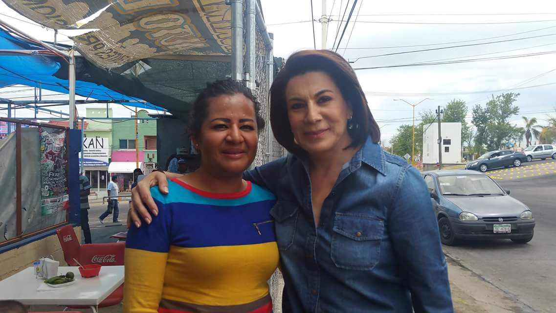 LorenaMartinez's tweet photo. Unos deliciosos tacos de colores con mi tocaya Lorena Ramírez Díaz, en Haciendas de Aguascalientes. #Acompáñame https://t.co/zKCcmXhugN