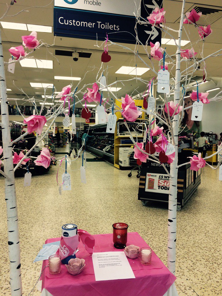 Lovely idea to honour those affected by #Cancer <a href="/CancerResearch8/">Cancer Research</a> <a href="/TE2898/">Tesco Bletchley</a>   Well done Bletchley <a href="/Tesco/">Tesco</a>