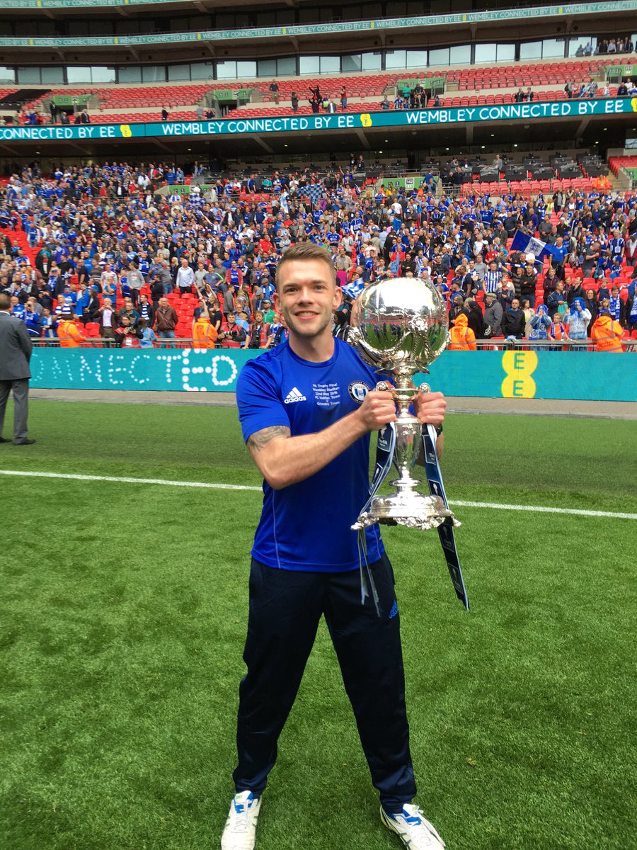ben_nicholson's tweet image. Just won the FA trophy, average Sunday @FCHTOnline #NonLeagueFinalsDay