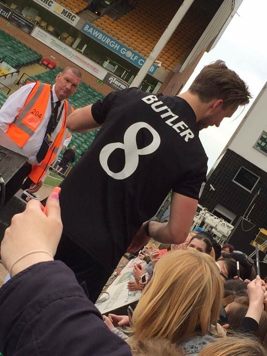 butlerftmaynard's tweet photo. @MarcusButler THANKYOU SO MUCH FOR THE PHOTOS AND SIGNING MY BOOK, I LOVE YA LOADS❤️❤️ https://t.co/16zvW9K9ah