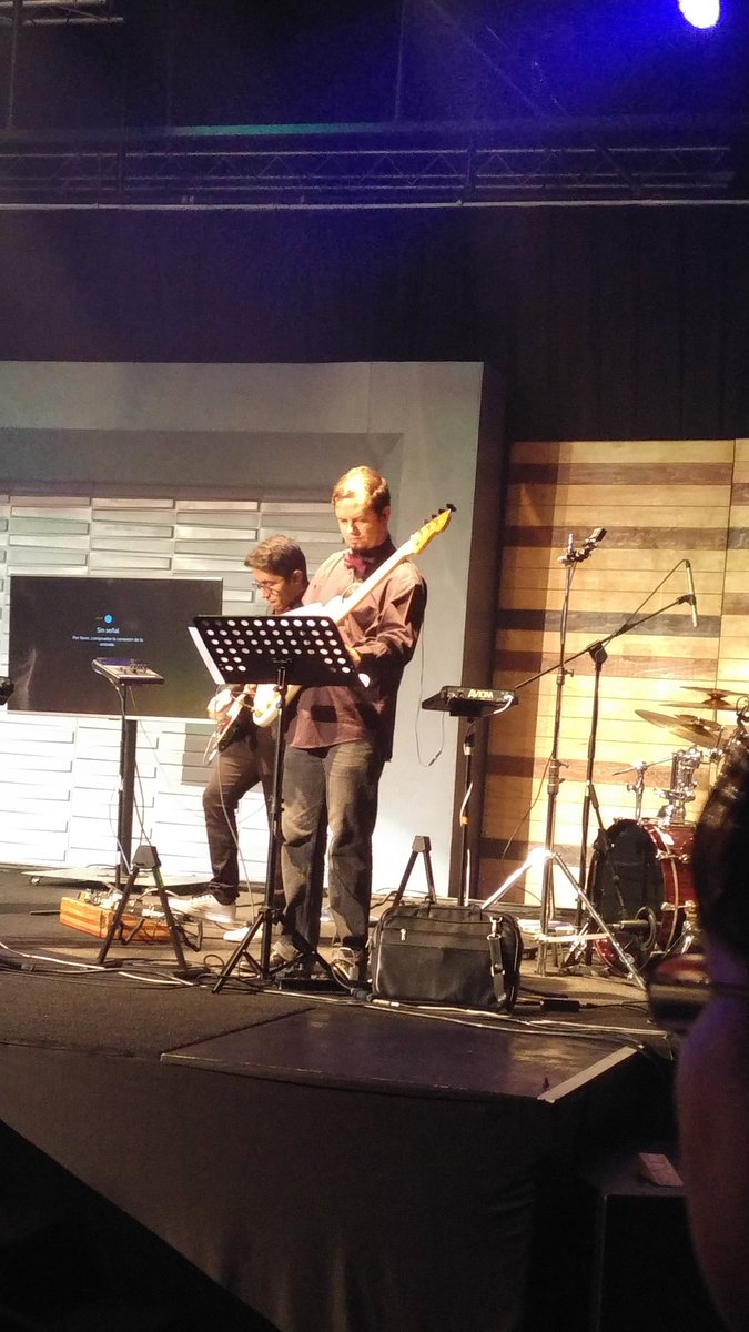 roux07's tweet photo. Que genial ver a los @Malacates en todas sus facetas. Hoy Alejandro en Iglesia Vida Real con derroche de talento :) https://t.co/GXN3mEwzxN