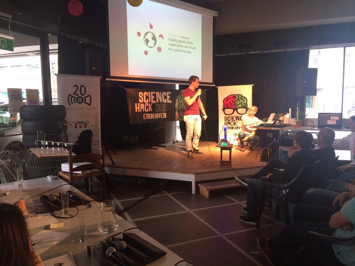 ChaeMadlabnl's tweet photo. Pitches to the juries @MADlabNL #sciencehackday #eindhoven #shd040 https://t.co/hx6jDOeOfU