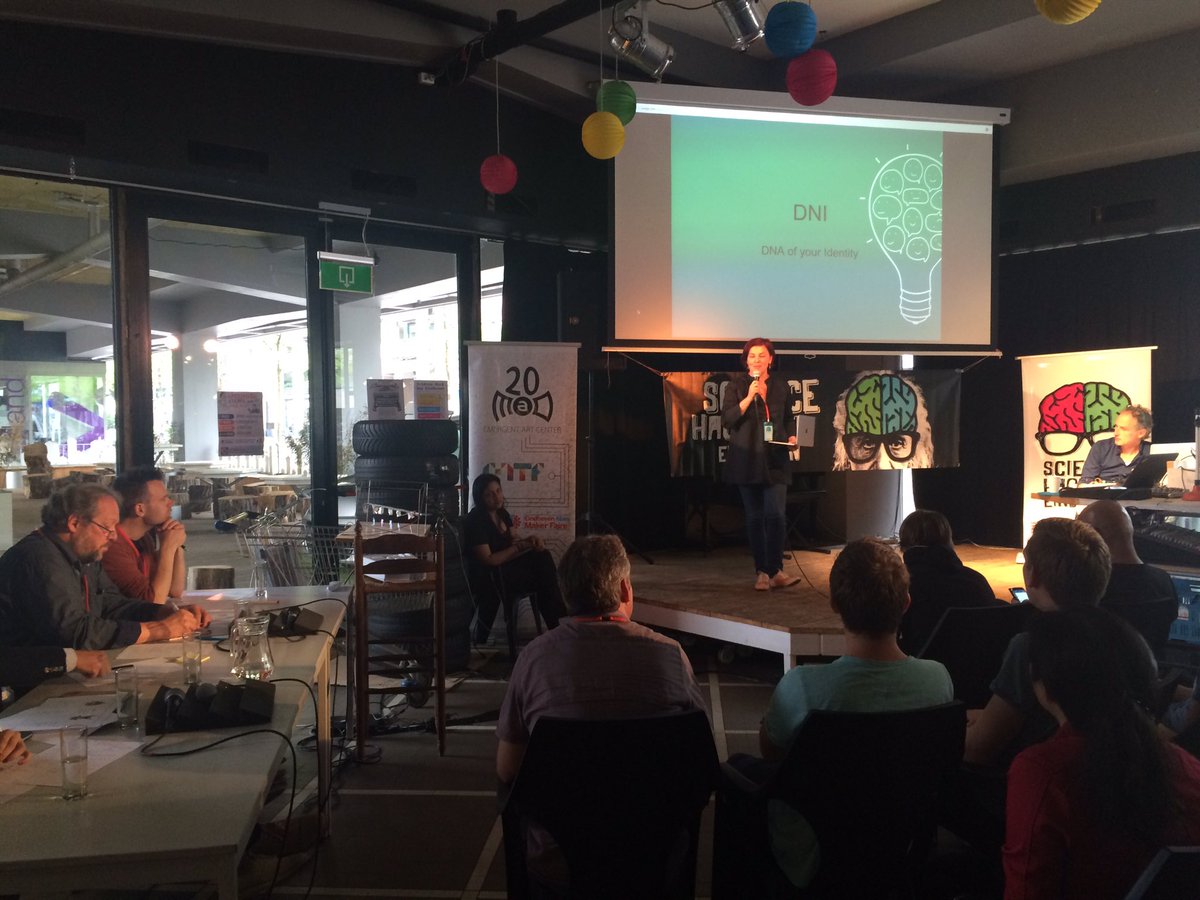 ChaeMadlabnl's tweet photo. Pitches to the juries @MADlabNL #sciencehackday #eindhoven #shd040 https://t.co/hx6jDOeOfU