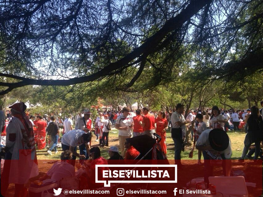 elsevillistaes's tweet photo. La #FanZoneSFC vive sus últimas horas, el Sevillismi disfruta de un gran día de convivencia #FinalCopa https://t.co/I07W2okS8G