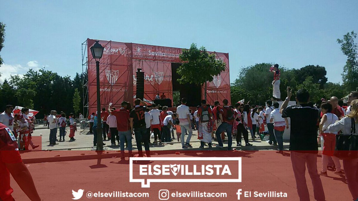 elsevillistaes's tweet photo. La #FanZoneSFC vive sus últimas horas, el Sevillismi disfruta de un gran día de convivencia #FinalCopa https://t.co/I07W2okS8G