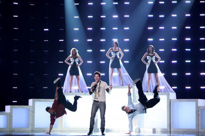 TheiGency's tweet image. 6 year time hop @iPopbandUK lead vocalist performing BV's for UK at @Eurovision Oslo 😎