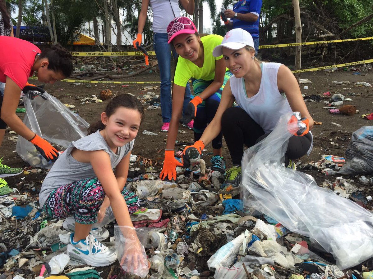 Limpieza de playa en Costa del Este. Cuidemos nuestro planeta y sus recursos. #AcciónClimática #Youth4GlobalGoals