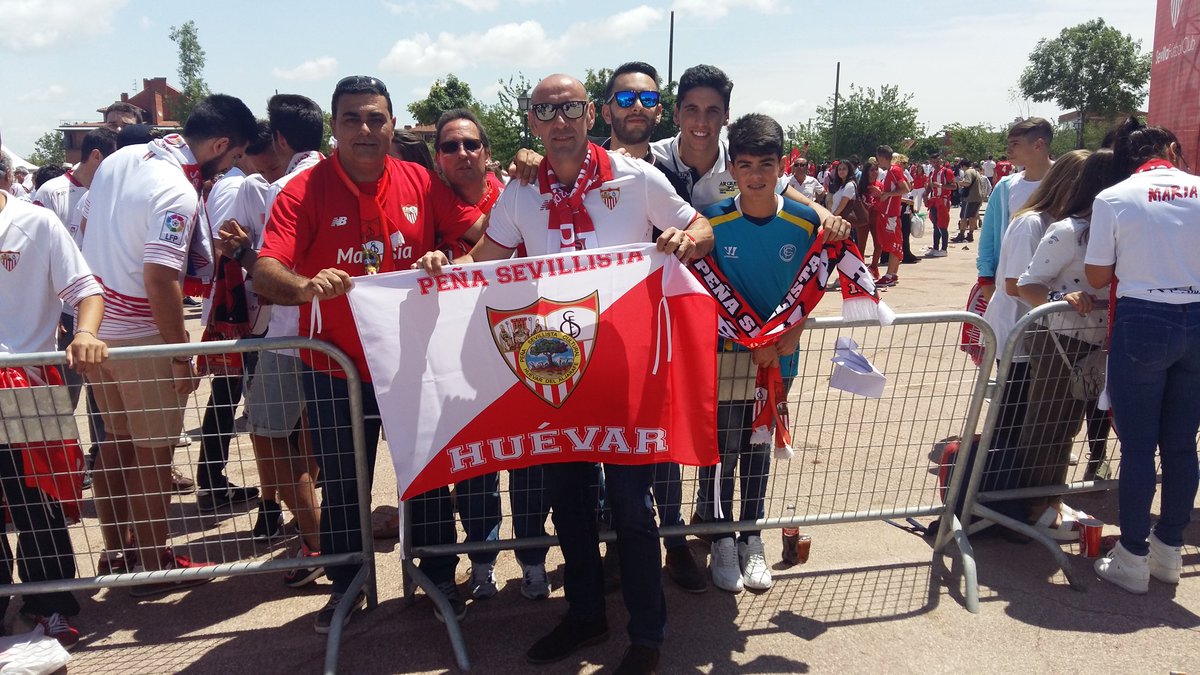 PSHuevar's tweet photo. Nuestro Director Deportivo @leonsfdo con nuestro socios #FanZoneSFC #APorLaCopa #SomosPSHuevar https://t.co/IhrB6JgAgS