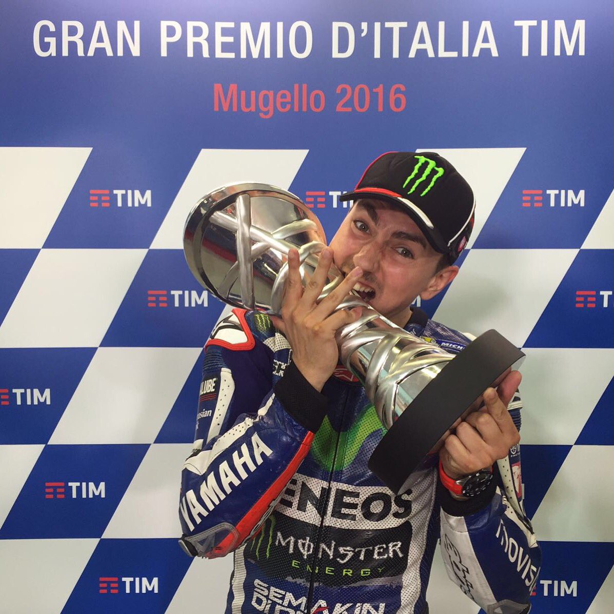 lorenzo99's tweet photo. Final de infarto! Muy feliz con esta tercera victoria de la temporada! #ItalianGP https://t.co/1nt1ejnhON