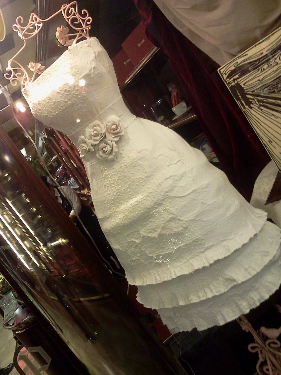 SpecchiTrieste's tweet photo. Ma se non ve lo fa #Peratoner, chi ve lo fa un vestito da sposa di cioccolato bianco? #CaffedegliSpecchi #Trieste https://t.co/6NGVjJ6RPV