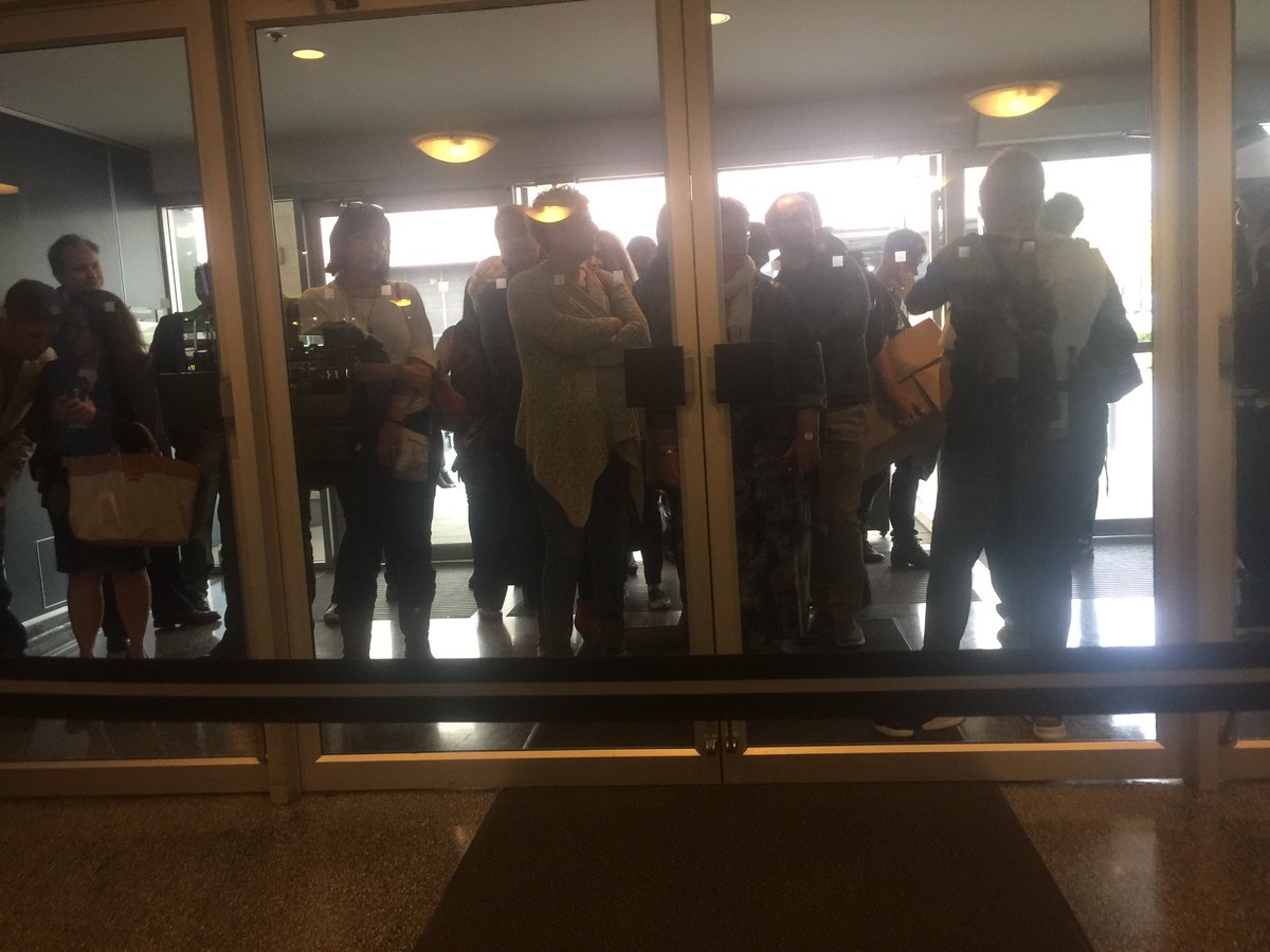 warrenwalker's tweet photo. Lineup at the door
#daddyblogger
#DreamTalks
#immastery
#blogmastery
#SMMastery
#DreamTalks https://t.co/lkW4aC9tkI