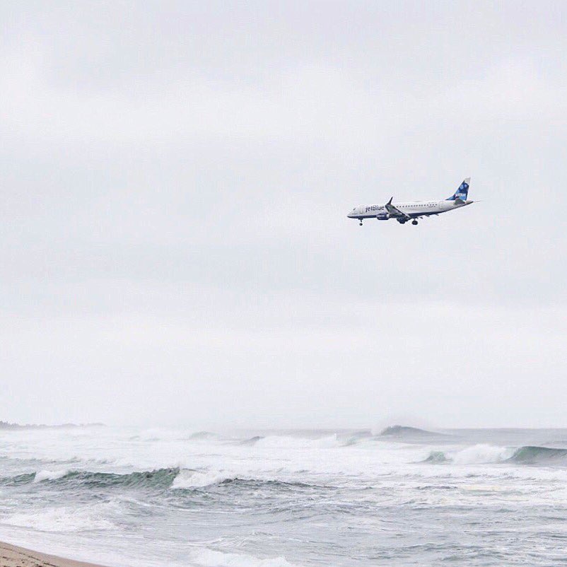 laurenjmarttila's tweet photo. Sunday morning surf check courtesy of @JetBlue ✈️🌊✔️ #Nantucket #surftrACKer https://t.co/vW3Tqguy0j