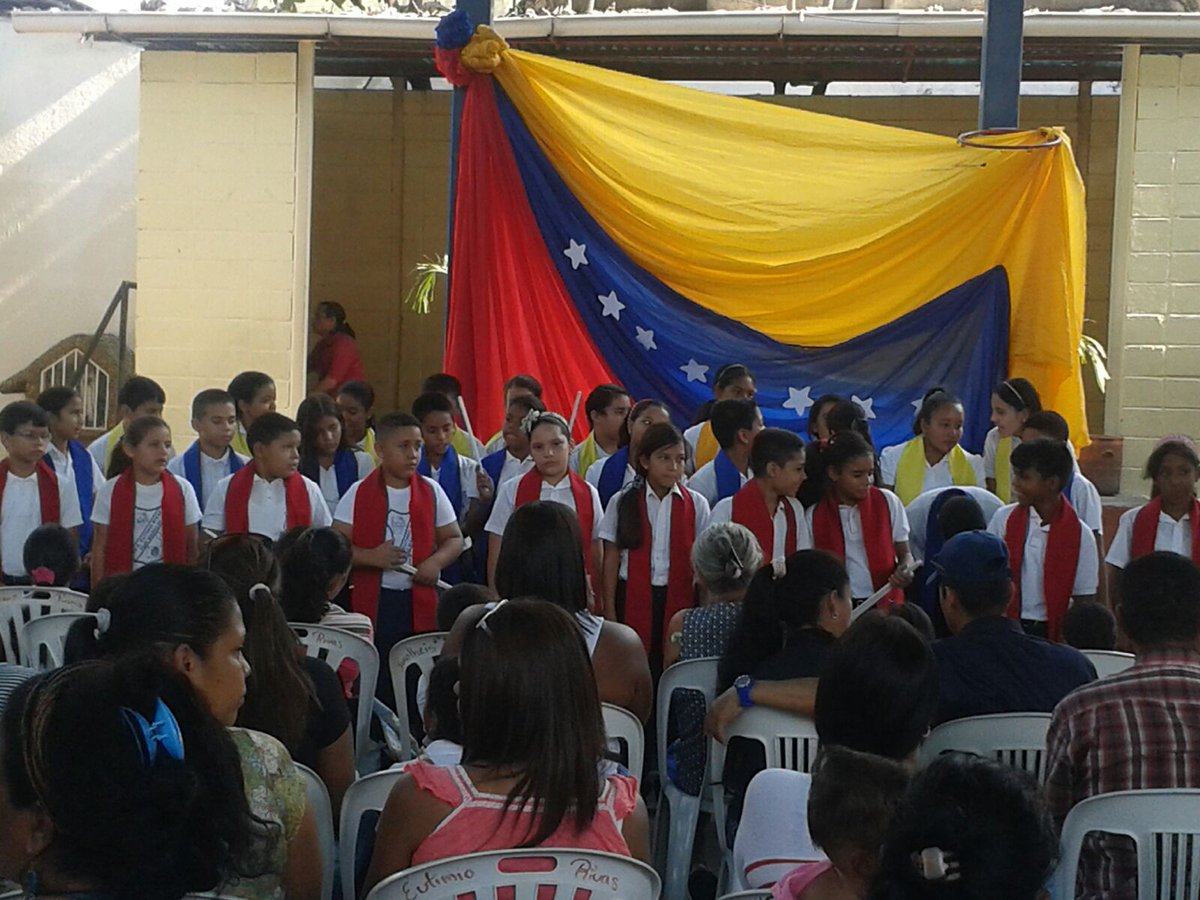 lathibi69's tweet photo. Coral Magisterial Simón Rodriguez  23/5/2016 encuntroo mpal  en Girard   presenta Cantata  infantil A SIMON Bolivar https://t.co/GRWGXEz2e0