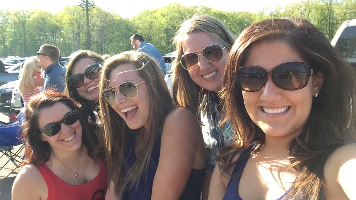 alex_reed44's tweet photo. Tailgating for @DierksBentley https://t.co/jUnN3POusU