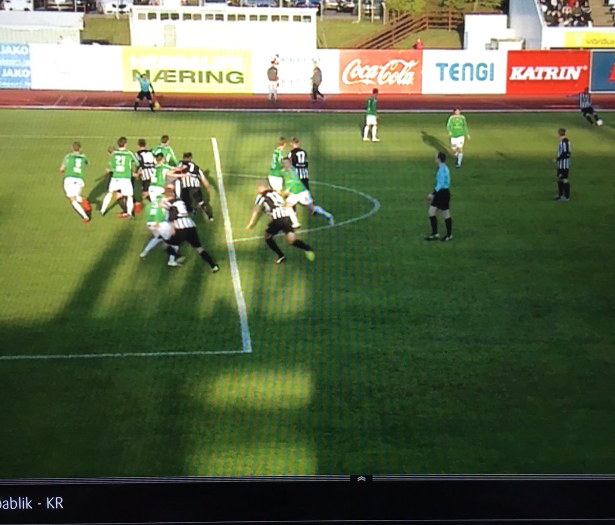 Þetta gerðist bara?! Ekki nema fimm Blikar að spila Indriða on side, FIMM! #fotboltinet #pepsi365