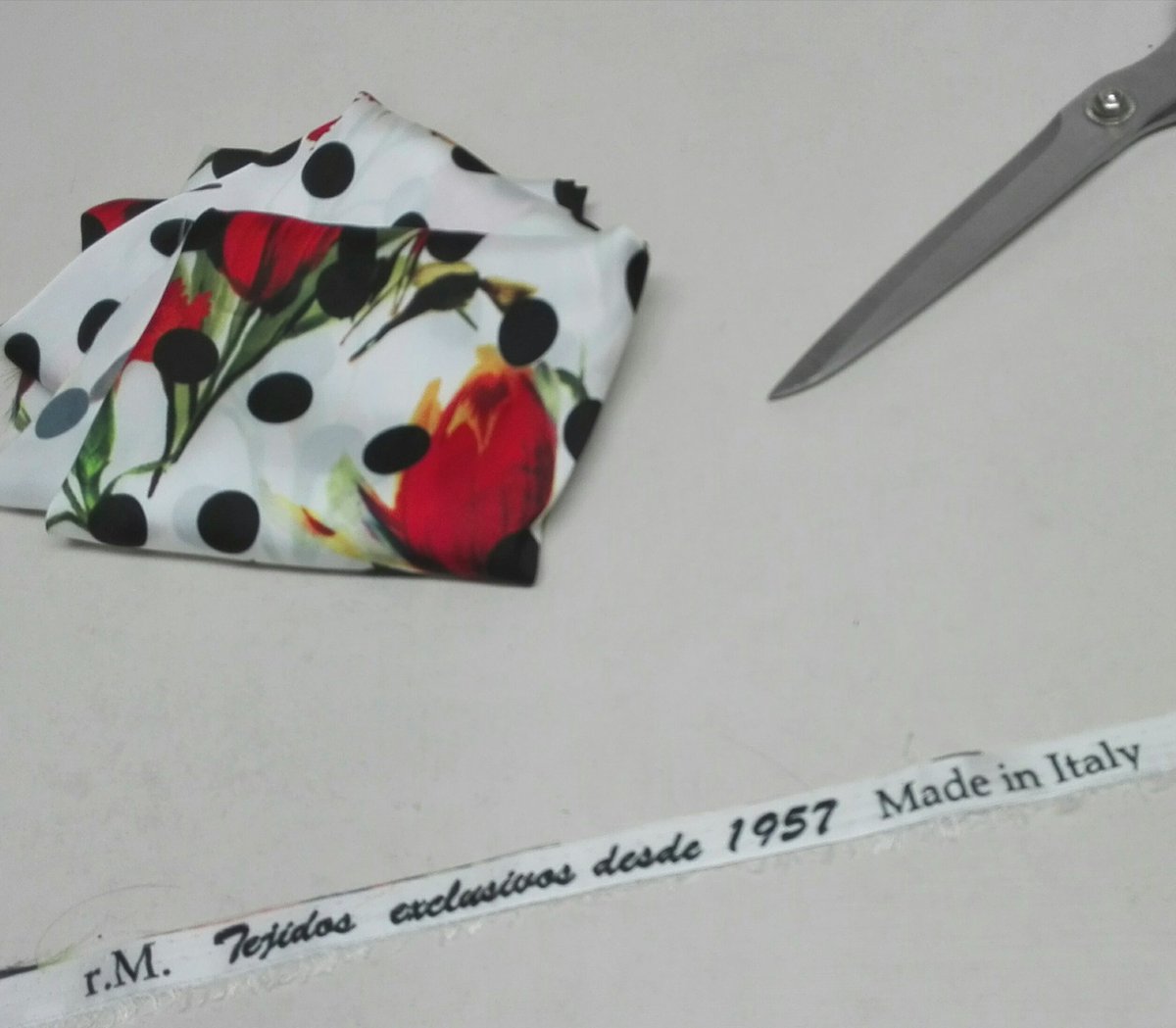 rsraquelsamper's tweet photo. El valor del trabajo Justo, de lo Genuino. Nuestra apuesta es clara,valores que suman #MadeInSpain #ItalianTextiles https://t.co/aSWfwSQxia
