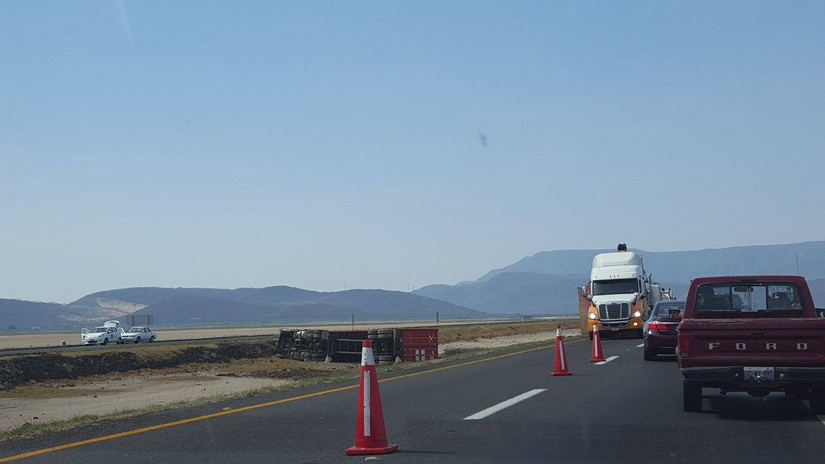 Viry_nutri's tweet photo. Trailer volcado carretera colima-gdl km 40, antes de teocuitatlán @NotisistemaVIAL @Trafico_ZMG https://t.co/i8S6rozEmZ