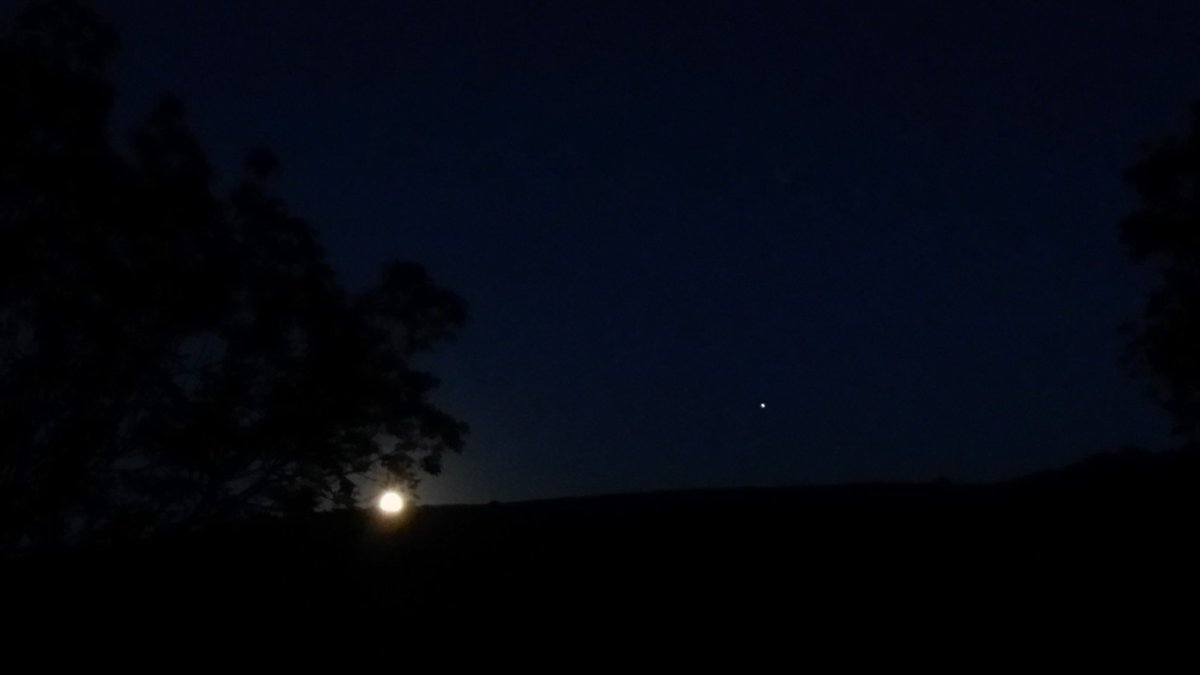 BealesBecci's tweet photo. Moonrise #exmoor #NorthDevon #countryĺife https://t.co/Tp6FKc6JSh
