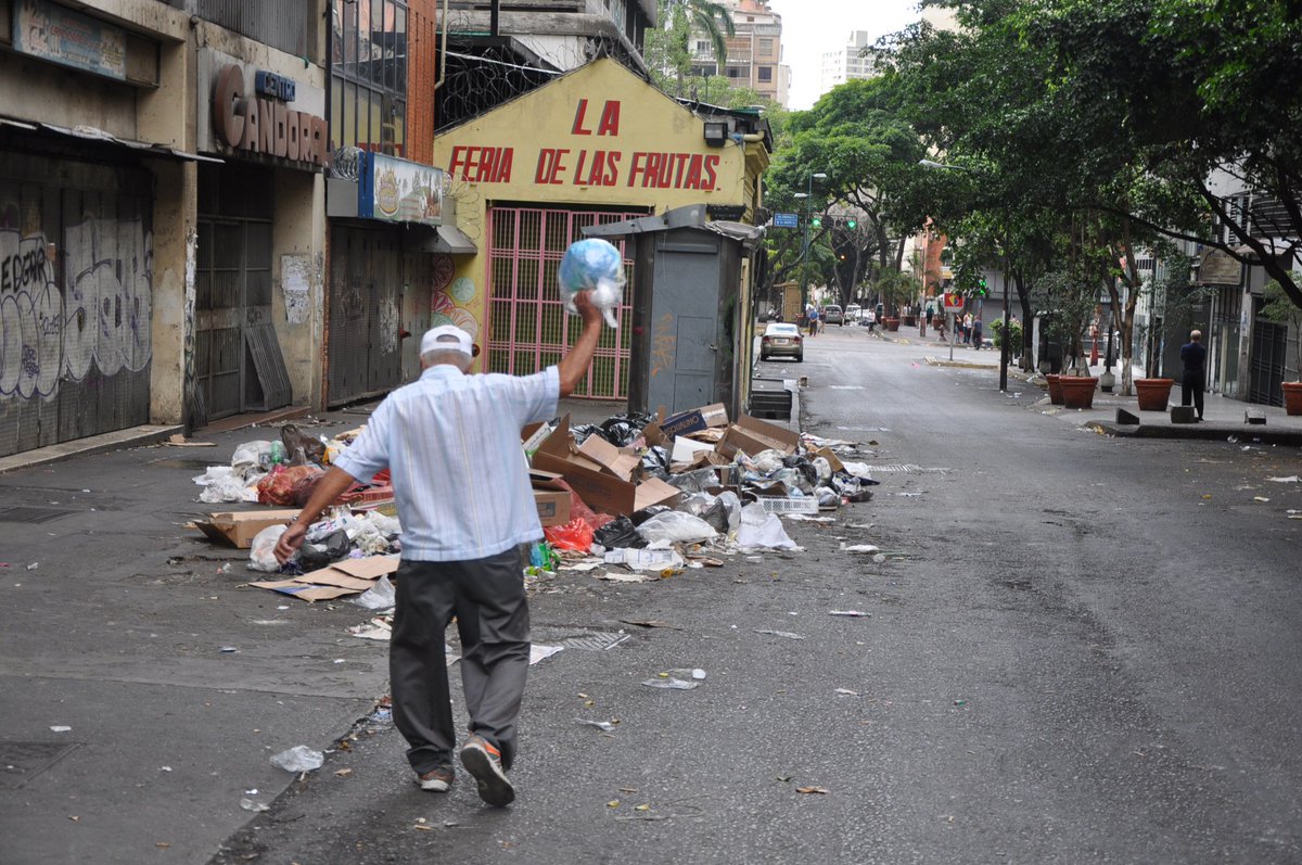 RichardBlancoOf's tweet photo. No tienes capacidad para el cargo Alcalde ausente @jorgerpsuv loscaraqueños merecen una ciudad limpia #RevocatorioYa https://t.co/KMhaa9uGak