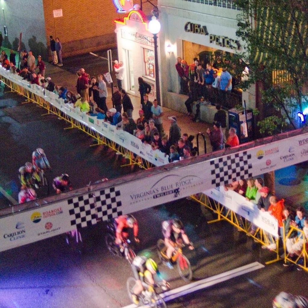 VBRcrit's tweet photo. #Repost @mollyhagan_photo with @repostapp.
・・・
Downtown Roanoke was buzzing last night! @v… https://t.co/F84u1JtURl https://t.co/Z5tiBMnOxg