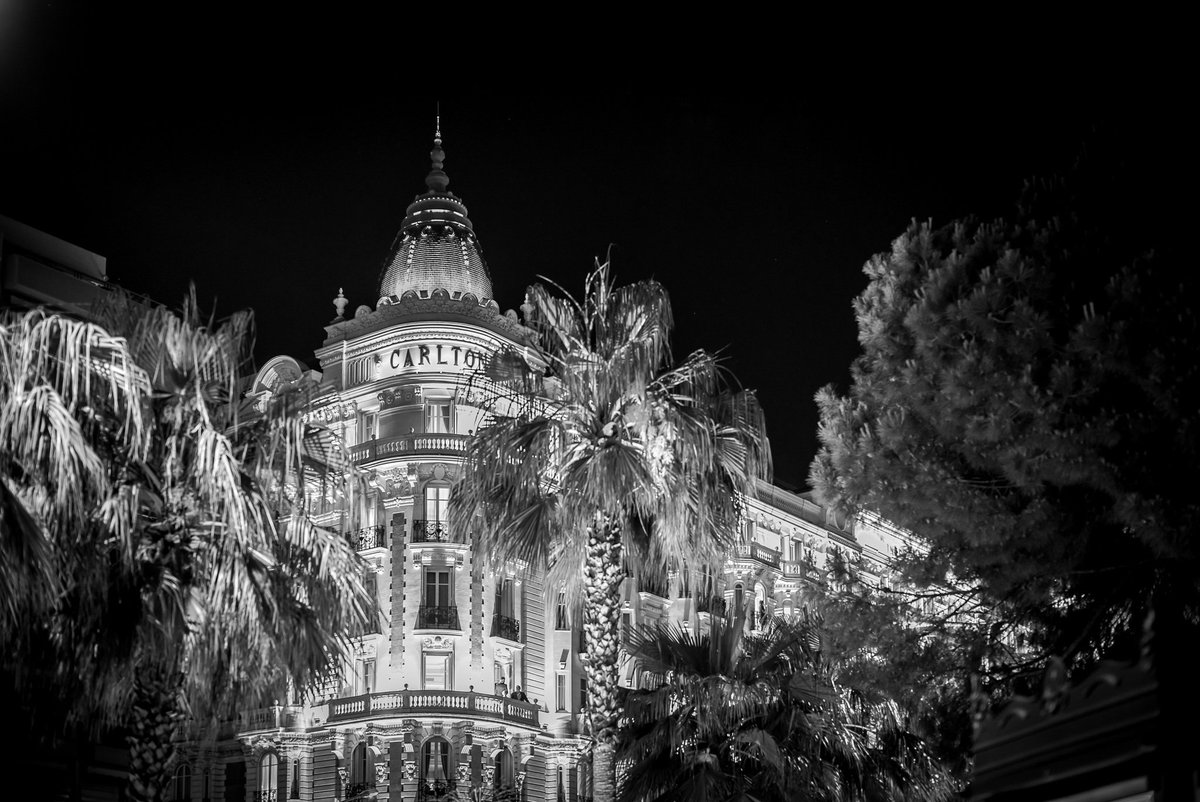 nprimeau's tweet photo. CARLTON. Festival de @VilleCannes se termine.. La Croisette en verra encore plus d’un.. C’est ça la French Riviera https://t.co/yZsW8Jo0DH