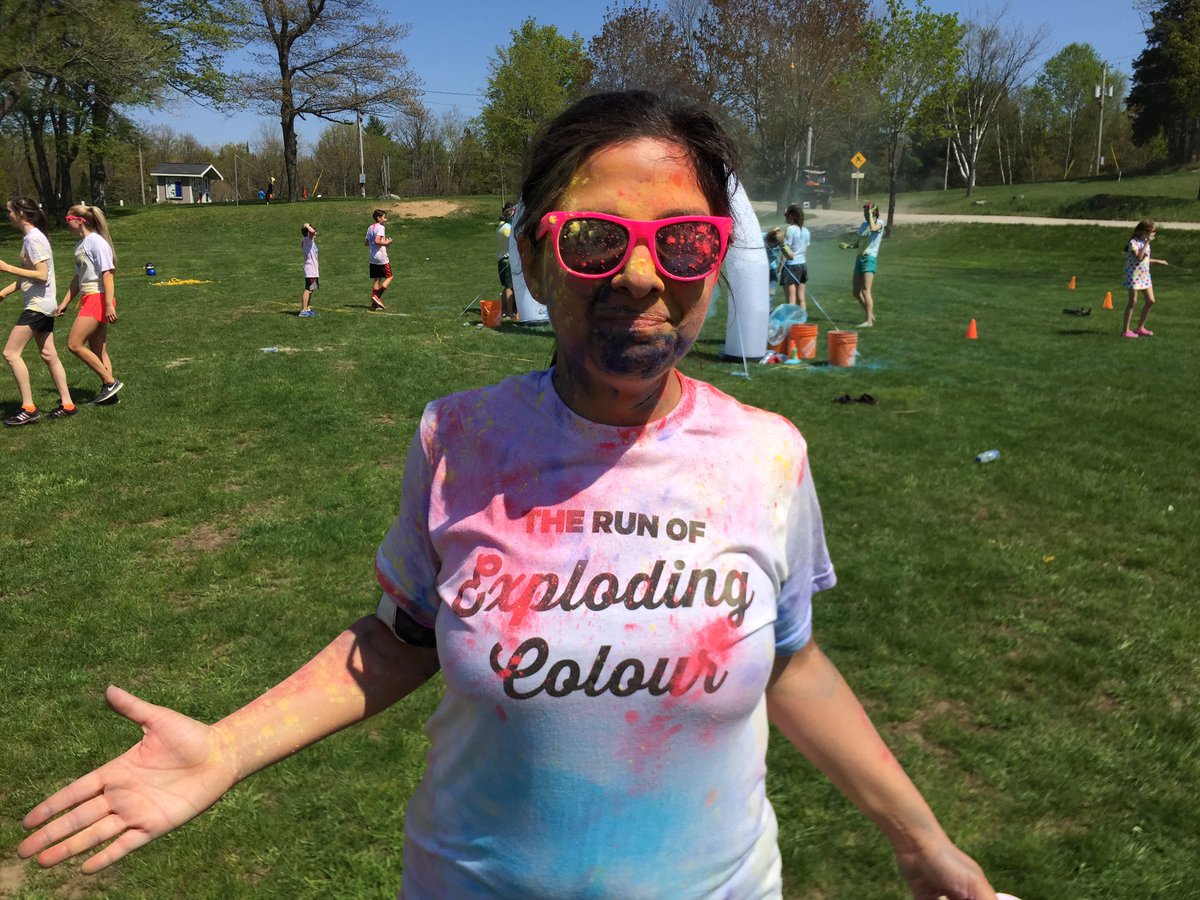 yourtvmuskoka's tweet photo. Mel: at the end of the Run of #ExplodingColour @MuskokaBible @townhuntsville https://t.co/KeDxZkX0D0