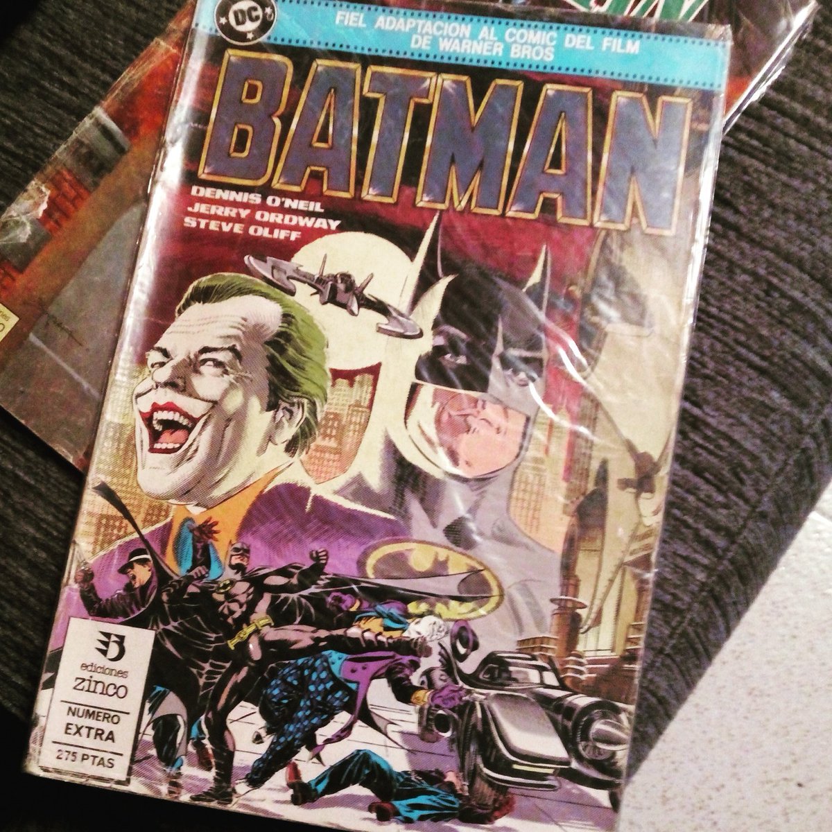 IvanFdezSilva's tweet photo. Disfrutando el Batman de Burton. Sigue molando. Batman mata, y nadie se quejaba. Vamos como ahora #Batman #DCZombie https://t.co/7gGTeSCLwk
