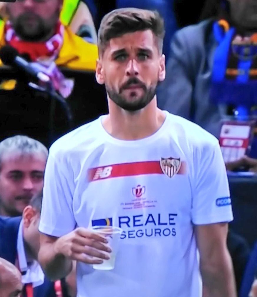 YihadAtletica's tweet photo. Llorente cumpliendo el sueño de Guti: Entrar con un cubata al campo. https://t.co/r5H42KZpd5