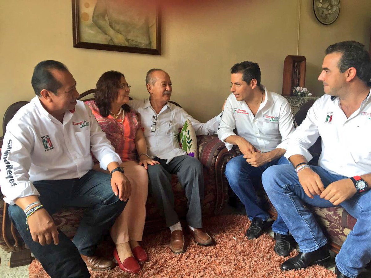 alejandromurat's tweet photo. Agradezco la cálida invitación de Don Eviel Pérez, y la Sra. Elvia Magaña, padres de mi amigo @EvielPM, a su casa. https://t.co/H9Rmp21J9U
