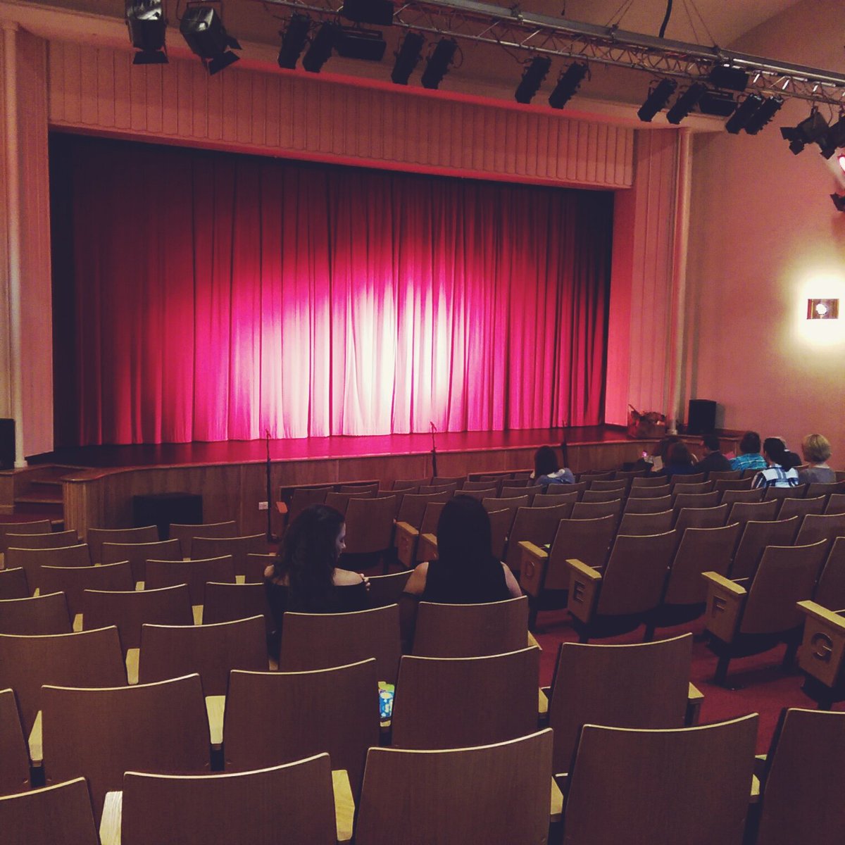 KayleighFyfe's tweet photo. Volunteering for SDA @juliesda  @Mashhouri. Doors are open for #Borough10 https://t.co/1sZSvbGePo