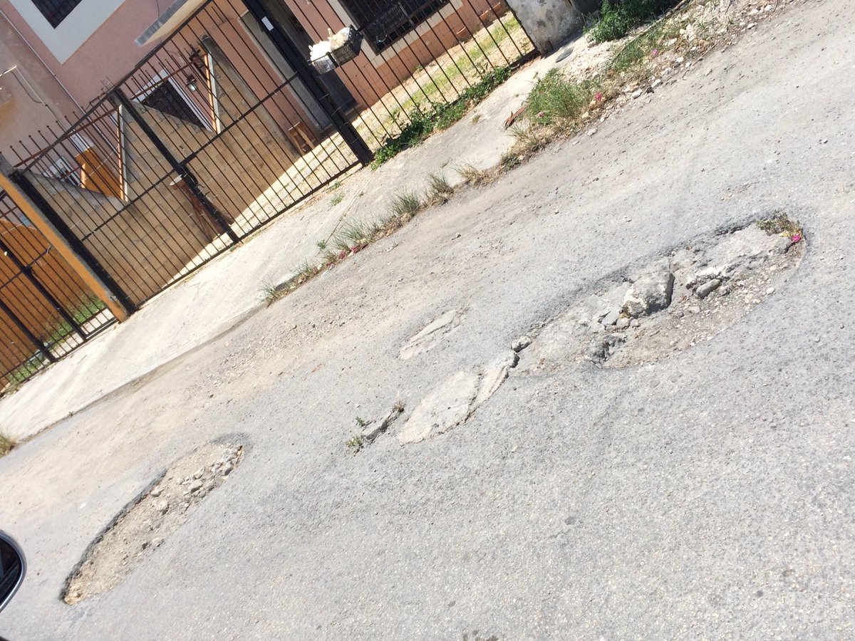 galaxiaaltamar's tweet photo. @DirBacheoPozos Tenemos muchos baches entre Andalucía II y Entrada de Galaxia Altamar SUPMZA 318😓 https://t.co/paGtPVUEYA
