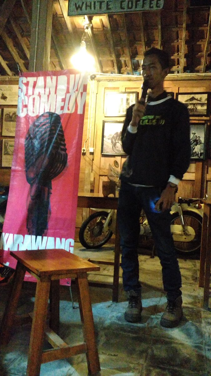 Standupindo_SBG's tweet photo. Terima kasih buat @StandUp_KRW yang udah berbagi mic buat @hertantyowp &amp; @DaniRamadhan47 #OpenMicKrw 👏👏 https://t.co/6jD2WnouyW