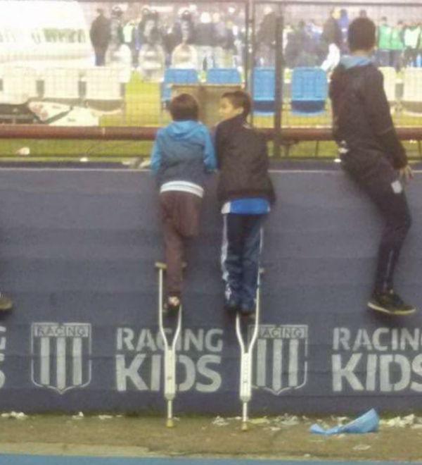 LANACION's tweet photo. Amistad y fútbol: la foto de los nenes de Racing siguiendo el partido arriba de las muletas https://t.co/stGXAOvj3r https://t.co/wy9hHNa3Dn