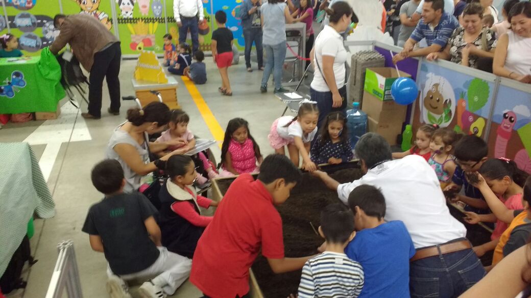 ELOCCIDENTAL's tweet photo. #Papirolas2016 En la fiesta infantil hubo talleres, exposiciones, espectáculos relacionados con la astronomía https://t.co/RrfkNjv7Vz