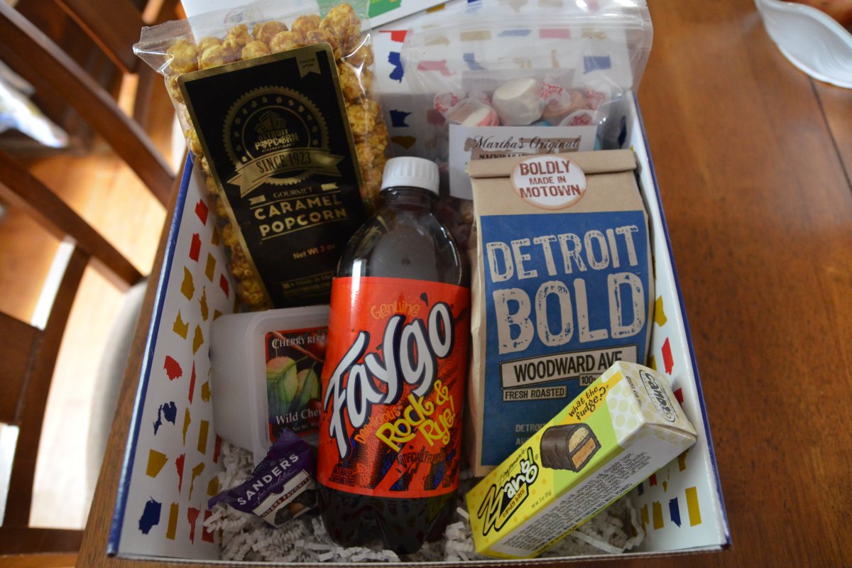Buythisbox's tweet photo. Review for Discover Our America April 2016 Great box that celebrates states with local foods https://t.co/QOJLypaDC0 https://t.co/9kVmWKkhOc