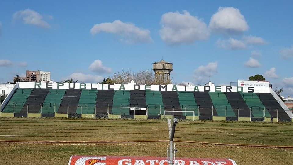 cascamarini1's tweet photo. Así quedó pintada la tribuna República de Mataderos HERMOSAA https://t.co/yGjA8oJSUF